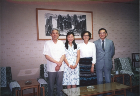 1988年,月坛中学师生第一次出访LABO时受到时任中国驻日本大使馆大使唐家璇、文化参赞王稼祥的接见。唐家璇（右一）、王稼祥（左一）、月坛中学副校长王珊（右二）.JPG.jpg