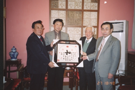 2000年3月，友好交流十周年中日双方互赠礼物_爱奇艺.jpg