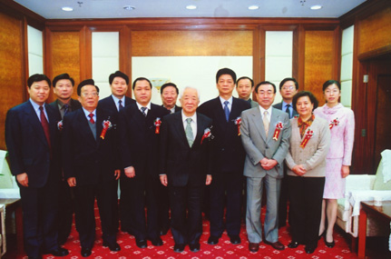 2005年3月，在月坛中学与LABO友好交流二十周年之际，铃木裕生理事长率日本师生访问月坛中学.jpg