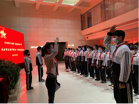 1.各中队向大队辅导员李冬阳老师报告人数.png