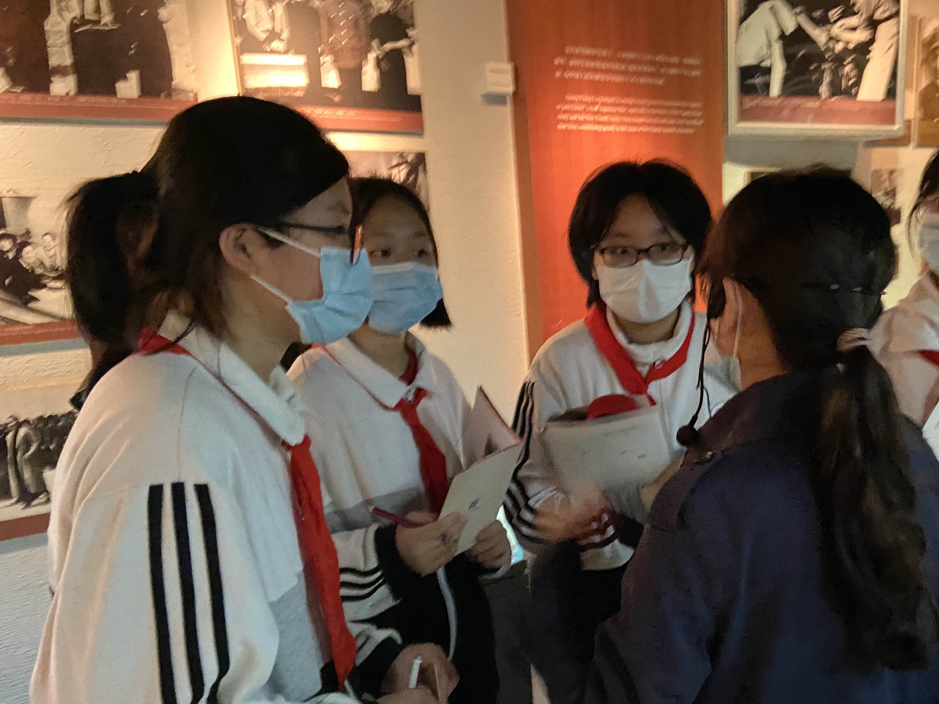 6.仔细聆听讲解.jpg