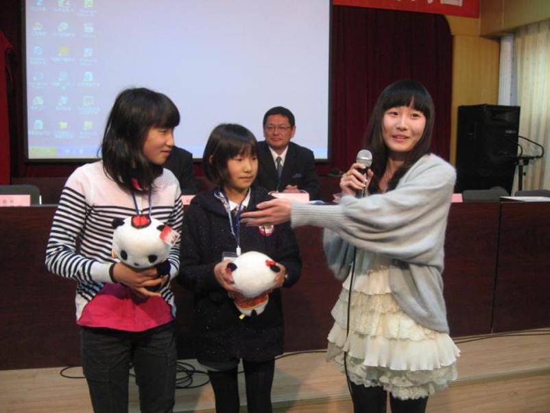 2012年3月，王昕玥赶回母校，再一次参加了民宿交流活动。.jpg